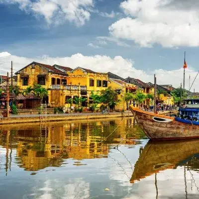 Thú Vui Chèo Thuyền Trong Phố Cổ Ngập Nước