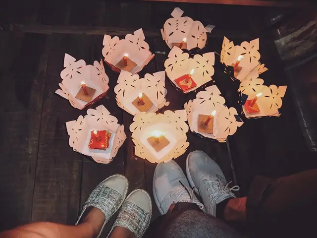 Ánh Sáng Lung Linh Giữa Lòng Sông Hoài