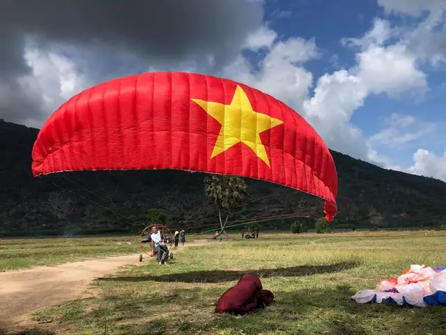 Biểu Diễn Dù Lượn Lần Đầu Tiên Tại Tây Ninh