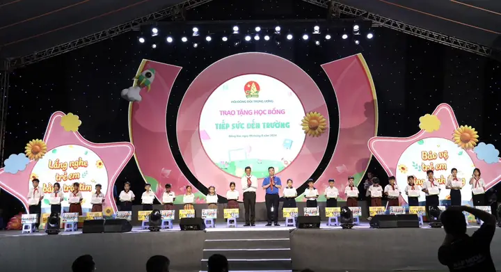 Hoạt Động Hội, Độiđtn: Tối 09/8, Tại Nhà Thiếu Nhi Tỉnh Đồng Nai, Hội Đồng Đội Trung Ương, Trung Tâm Hỗ Trợ Và Phát Triển Thiếu Nhi Việt Nam Và Hội Đồng Đội Tỉnh Đồng Nai Phối Hợp Tổ Chức Chương Trình “thắp Sáng Ước Mơ Thiếu Nhi Việt Nam” Với Chủ Đề “tiếp Sức Cho Em Đến Trường”. Hoạt Động Hội, Độiđtn: Tối 09/8, Tại Nhà Thiếu Nhi Tỉnh Đồng Nai, Hội Đồng Đội Trung Ương, Trung Tâm Hỗ Trợ Và Phát Triển Thiếu Nhi Việt Nam Và Hội Đồng Đội Tỉnh Đồng Nai Phối Hợp Tổ Chức Chương Trình “thắp Sáng Ước Mơ Thiếu Nhi Việt Nam” Với Chủ Đề “tiếp Sức Cho Em Đến Trường”.