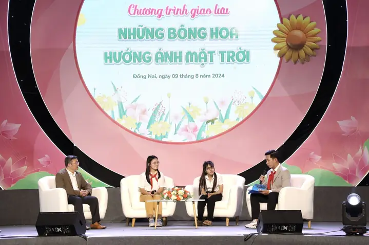 Hoạt Động Hội, Độiđtn: Tối 09/8, Tại Nhà Thiếu Nhi Tỉnh Đồng Nai, Hội Đồng Đội Trung Ương, Trung Tâm Hỗ Trợ Và Phát Triển Thiếu Nhi Việt Nam Và Hội Đồng Đội Tỉnh Đồng Nai Phối Hợp Tổ Chức Chương Trình “thắp Sáng Ước Mơ Thiếu Nhi Việt Nam” Với Chủ Đề “tiếp Sức Cho Em Đến Trường”. Hoạt Động Hội, Độiđtn: Tối 09/8, Tại Nhà Thiếu Nhi Tỉnh Đồng Nai, Hội Đồng Đội Trung Ương, Trung Tâm Hỗ Trợ Và Phát Triển Thiếu Nhi Việt Nam Và Hội Đồng Đội Tỉnh Đồng Nai Phối Hợp Tổ Chức Chương Trình “thắp Sáng Ước Mơ Thiếu Nhi Việt Nam” Với Chủ Đề “tiếp Sức Cho Em Đến Trường”.