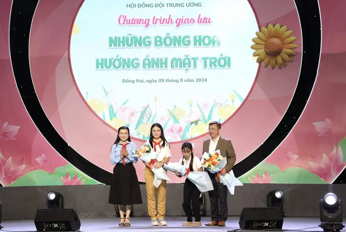 Hoạt Động Hội, Độiđtn: Tối 09/8, Tại Nhà Thiếu Nhi Tỉnh Đồng Nai, Hội Đồng Đội Trung Ương, Trung Tâm Hỗ Trợ Và Phát Triển Thiếu Nhi Việt Nam Và Hội Đồng Đội Tỉnh Đồng Nai Phối Hợp Tổ Chức Chương Trình “thắp Sáng Ước Mơ Thiếu Nhi Việt Nam” Với Chủ Đề “tiếp Sức Cho Em Đến Trường”. Hoạt Động Hội, Độiđtn: Tối 09/8, Tại Nhà Thiếu Nhi Tỉnh Đồng Nai, Hội Đồng Đội Trung Ương, Trung Tâm Hỗ Trợ Và Phát Triển Thiếu Nhi Việt Nam Và Hội Đồng Đội Tỉnh Đồng Nai Phối Hợp Tổ Chức Chương Trình “thắp Sáng Ước Mơ Thiếu Nhi Việt Nam” Với Chủ Đề “tiếp Sức Cho Em Đến Trường”.