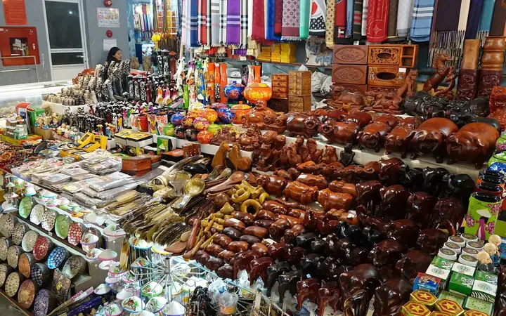 10. Try Bargaining Skills In Halong Night Market. 10. Try Bargaining Skills In Halong Night Market.