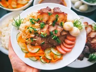 Sáng Nay Ăn Gì: Nạp Năng Lượng Với Xôi Mặn Xá Xíu Dẻo Dẻo, Thịt Xá Xíu Đậm Đà! Sáng Nay Ăn Gì: Nạp Năng Lượng Với Xôi Mặn Xá Xíu Dẻo Dẻo, Thịt Xá Xíu Đậm Đà!
