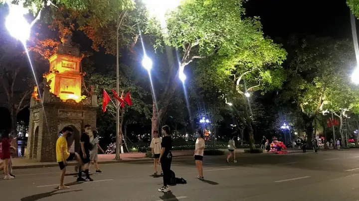 Đi Dạo Đêm Tại Phố Đi Bộ Hồ Gươm