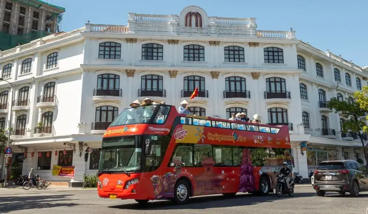 Khám Phá Huế Trên Xe Buýt Hai Tầng Với Bạn Bè Và Người Thương