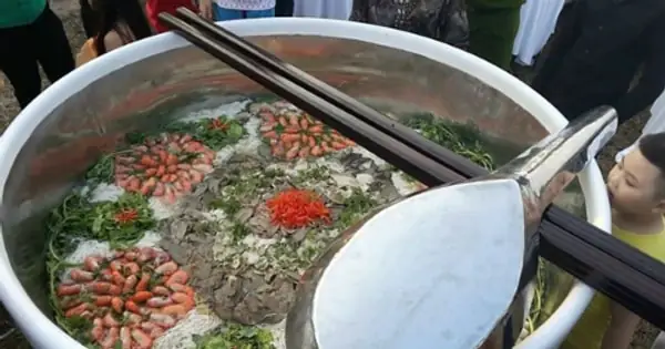 Nghìn Người Chờ Ăn Tô Hủ Tiếu To Nhất Việt Nam Nhưng Phải Đổ Bỏ