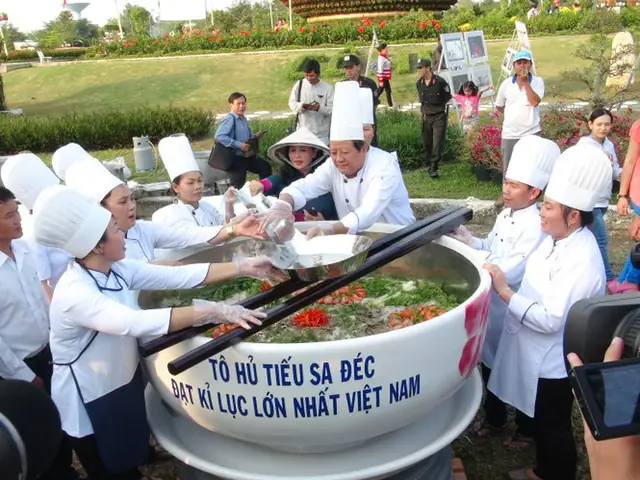 Ngàn Thực Khách Ăn Tô Hủ Tiếu Lớn Nhất Vn - Tuổi Trẻ Online