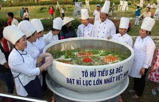 Nghìn Người Chờ Ăn Tô Hủ Tiếu To Nhất Việt Nam Nhưng Phải Đổ Bỏ ...