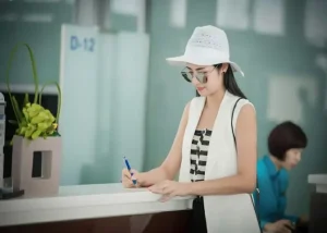 Mặc Gì Khi Đi Máy Bay? Kinh Nghiệm Lựa Chọn Trang Phục Ra Sân Bay