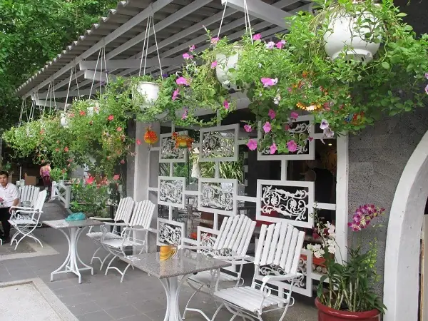 Trang Trí Quán Ăn Vặt Với Thiên Nhiên Sân Vườn