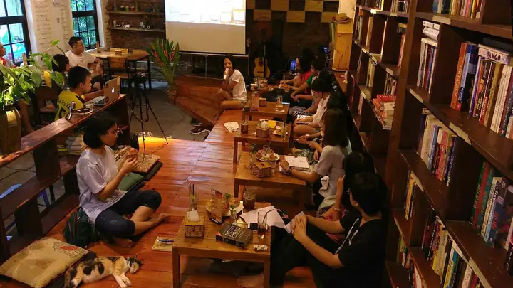 Trang Trí Quán Ăn Vặt Bằng Những Cuốn Sách