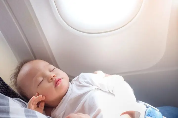 Trẻ Hơn 1 Tuổi Có Đi Máy Bay Được Không? | Vinmec