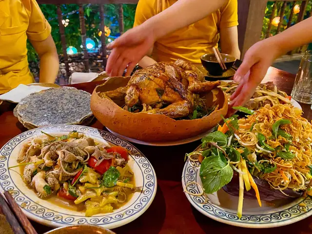Gà Đập Lu Đà Lạt – Món Ngon Với Cách Ăn Độc Đáo