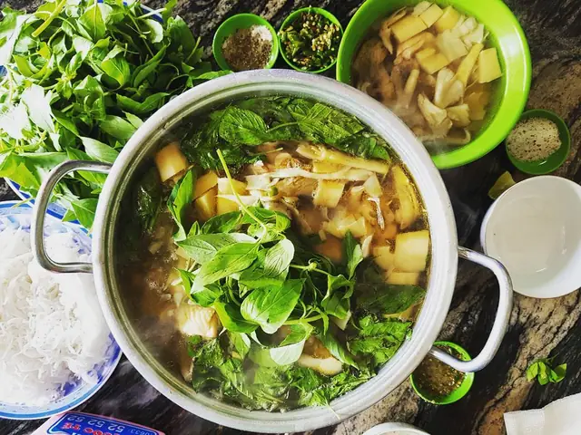 Lẩu Gà Lá É