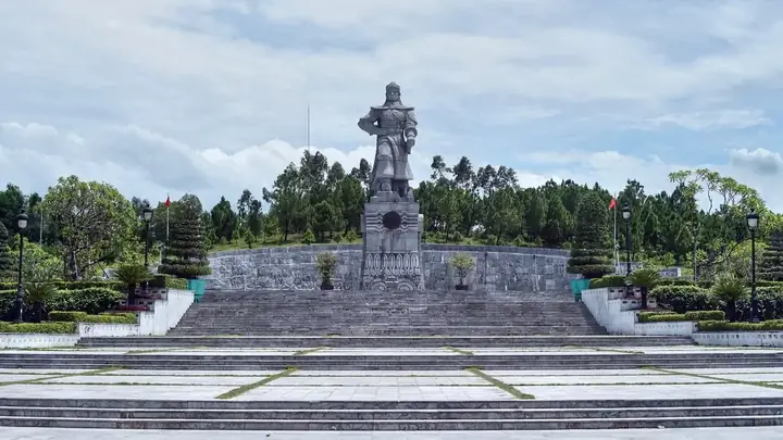 Tượng Đài Quang Trung Núi Bân Huế Tượng Đài Quang Trung Núi Bân Huế