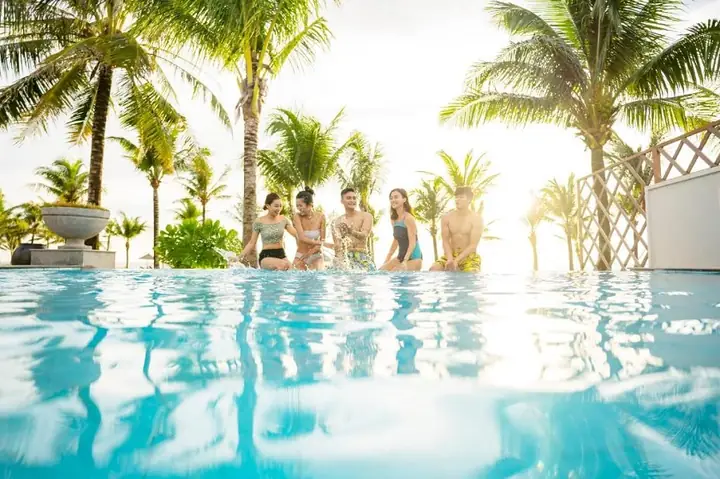 Cùng Hội Bạn Vui Chơi Thỏa Thích Tại Bể Bơi Ngoài Trời Vinpearl Phú Quốc