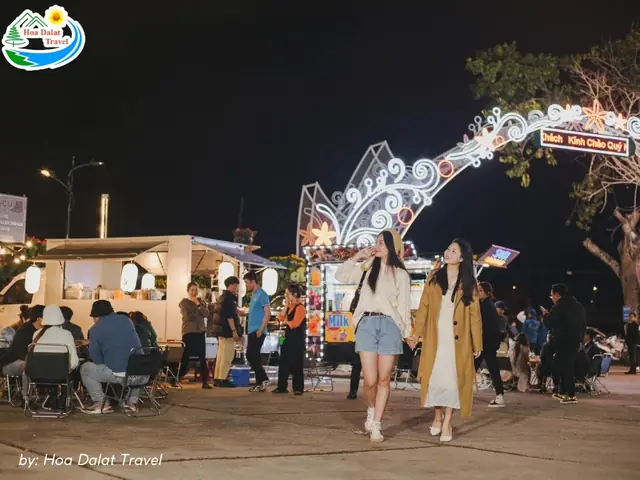 Hình Ảnh Du Khách Check In Tại Vườn Hoa Thành Phố Đà Lạt