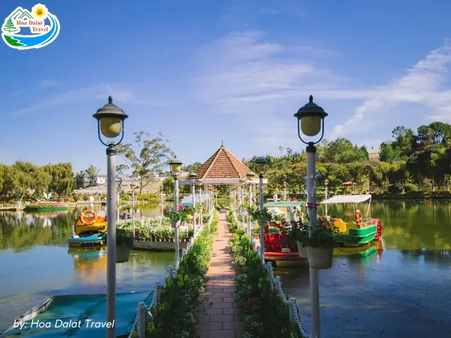 Hình Ảnh Du Khách Check In Tại Vườn Hoa Thành Phố Đà Lạt