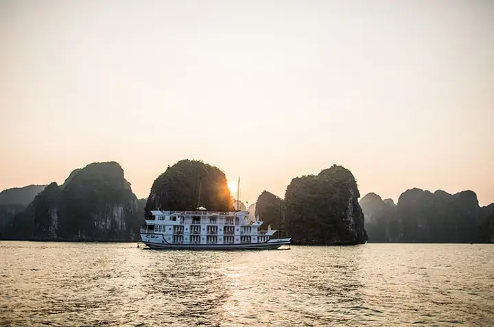 Vịnh Hạ Long Là Điểm Đến Ngắm Bình Minh Và Hoàng Hôn Ngoạn Mục Nhất