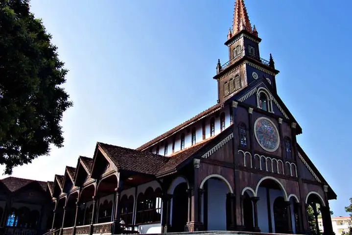 Nhà Thờ Gỗ Kon Tum