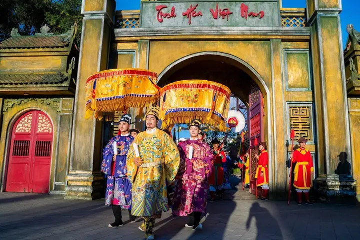 Thưởng Thức Loạt Show Grand World Sắc Màu, Đình Đám Nhất Đảo Ngọc