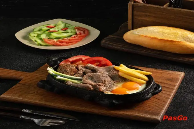 Khám Phá Địa Điểm Thưởng Thức Bánh Mì Bít Tết Hòa Mã Đích Thực