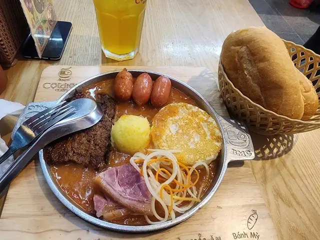 Quán Bánh Mì Chảo Cột Điện Quán Ở Đâu?