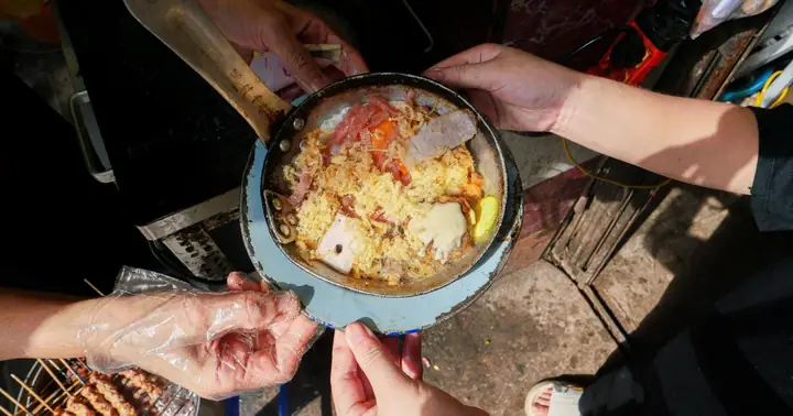 Bà Chủ Hà Nội Bán Bánh Mì Bằng Chảo Liên Xô Thời Bao Cấp, Hơn ... Bà Chủ Hà Nội Bán Bánh Mì Bằng Chảo Liên Xô Thời Bao Cấp, Hơn ...