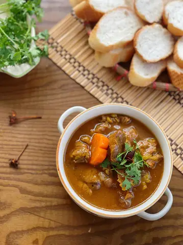Bánh Mì Sốt Vang Hà Nội Có Gì Đặc Biệt?