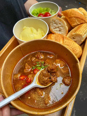 Bánh Mì Sốt Vang Là Món Tủ Của Nhiều Thực Khách