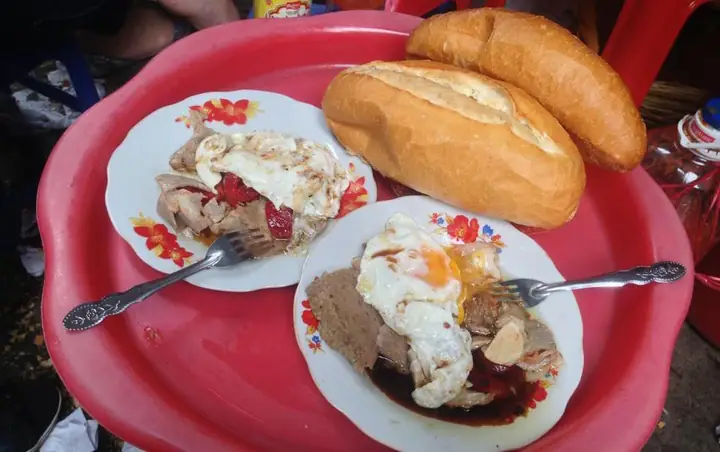10. Quán Bánh Mì Sốt Vang Cô Nga 3 Tạ Hiện