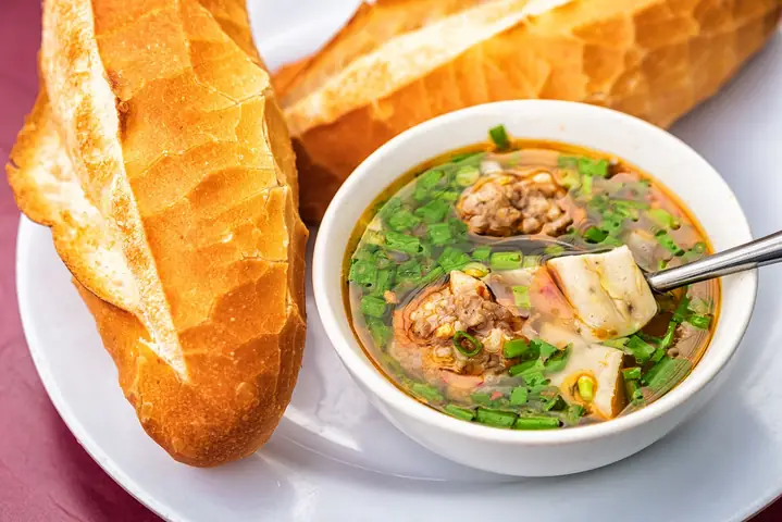 Bánh Mì Xíu Mại Đà Lạt: Dân Bản Địa Bật Mí 13 Quán Siêu Ngon