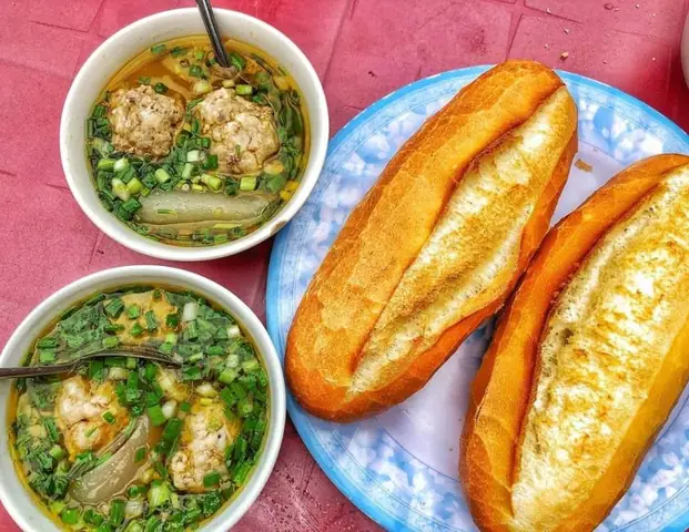 Bánh Mì Xíu Mại Đèn Dầu