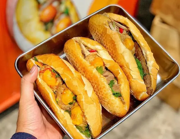 Tiệm Bánh Mì Xíu Mại Trứng Muối Cô Lành