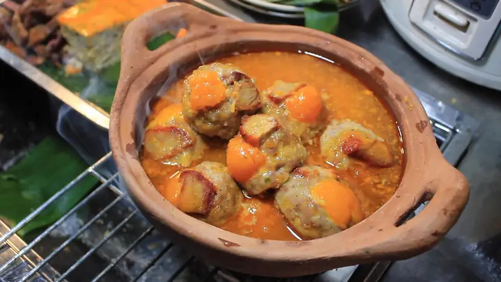 Địa Chỉ Bánh Mì Nhân Xíu Mại Trứng Muối