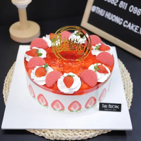 Bánh Sinh Nhật Có Mứt Dâu Tây