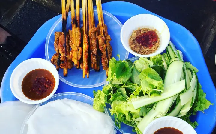 15. Bánh Ướt Cuốn Thịt Nướng Hội An Nằm Bên Bờ Sông Hoài