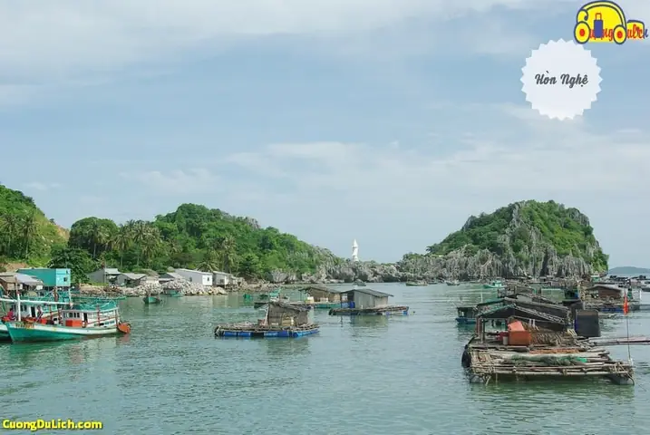 du khách lên tàu tại bến tàu Ba Hòn đi Hòn Nghệ