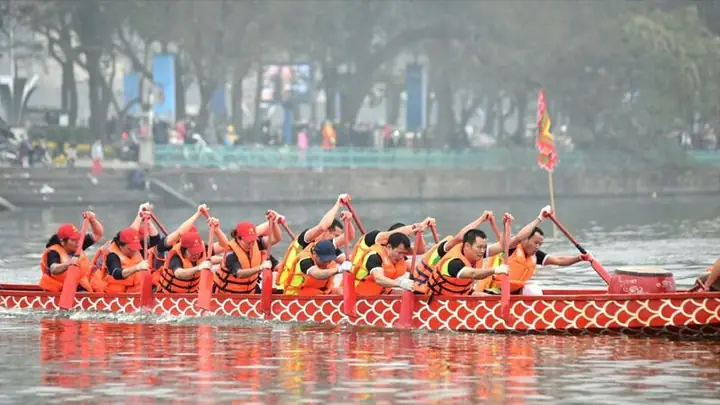 13. Lễ Hội Đua Thuyền Truyền Thống 13. Lễ Hội Đua Thuyền Truyền Thống