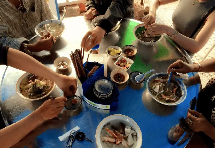 Bước Cuối Cùng Là Bày Ra Bát Và Chén Thôi. Bước Cuối Cùng Là Bày Ra Bát Và Chén Thôi.