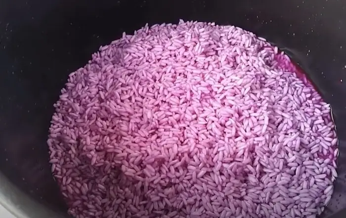 Bước 4: Cho Gạo Vào Nồi Cơm Điện & Đong Nước Bước 4: Cho Gạo Vào Nồi Cơm Điện & Đong Nước