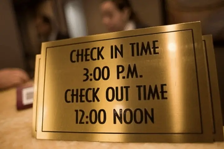 Tại Sao Khách Sạn Thường Check-in Lúc 14h00 Và Check-out Lúc 12h00 Trưa?