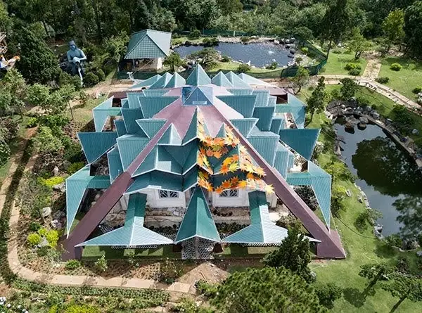 Độc Đáo Ngôi Nhà 100 Mái Ở Phố Núi