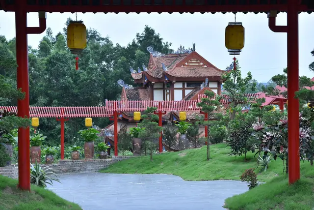 Về Cảnh Quan Trong Chùa - Nơi Du Khách Và Các Phật Tử Tham Quan