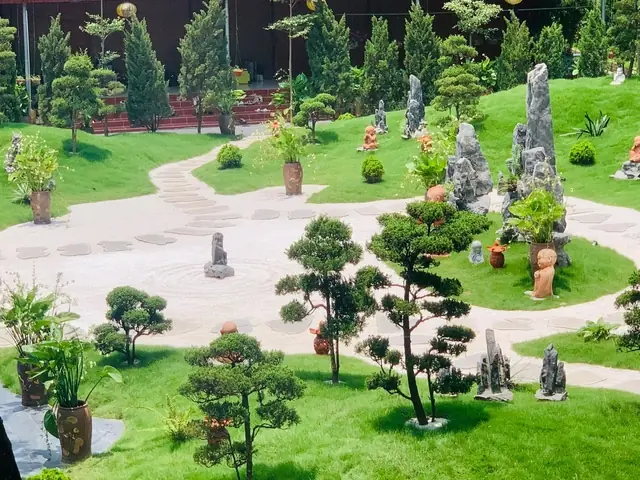 Về Cảnh Quan Trong Chùa - Nơi Du Khách Và Các Phật Tử Tham Quan
