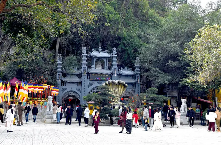 Hàng Vạn Du Khách Xông Đất Tuyên Quang Đầu Năm Ất Tỵ 2025 ... Hàng Vạn Du Khách Xông Đất Tuyên Quang Đầu Năm Ất Tỵ 2025 ...