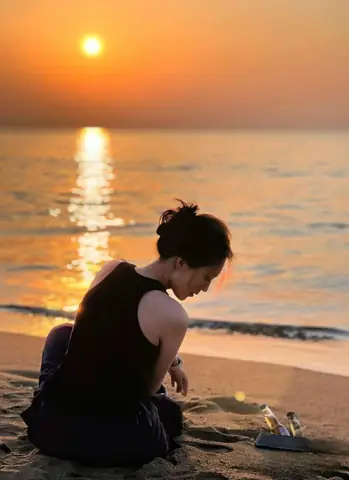 Tạo Dáng Ngồi Buồn Bên Bãi Biển