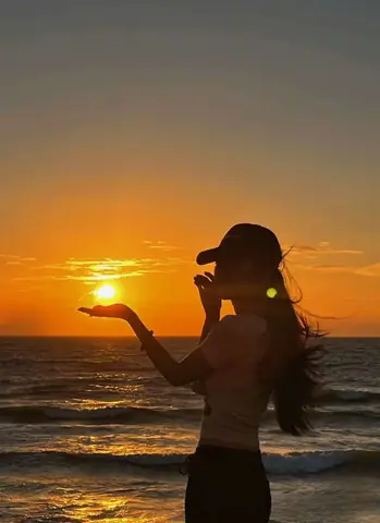 Tạo Dáng Hứng Lấy Mặt Trời