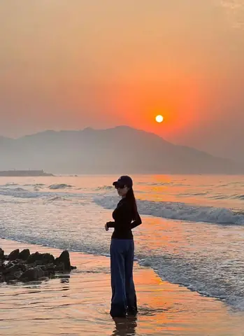Tạo Dáng Bước Đi Và Ngoảnh Lại Phía Sau